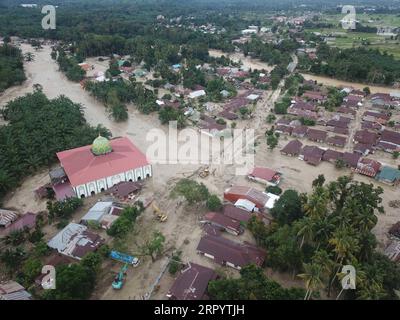 200715 -- SOUTH SULAWESI, 15. Juli 2020 -- Luftaufnahme aufgenommen am 15. Juli 2020 zeigt Radda Dorf getroffen von Sturzflut in Nord Luwu von Süd Sulawesi, Indonesien. Die Zahl der Opfer von Sturzfluten und Erdrutschen in der indonesischen Provinz Süd-Sulawesi stieg am Mittwoch auf 21, wobei 31 weitere vermisst wurden, sagte ein Beamter. Foto von /Xinhua INDONESIA-SOUTH SULAWESI-FLASH FLOOD-AFTERMATH KhaizuranxMucthamir PUBLICATIONxNOTxINxCHN Stockfoto