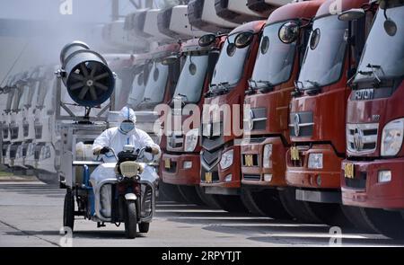 200715 -- PEKING, 15. Juli 2020 -- Ein Mitarbeiter desinfiziert auf dem Parkplatz der Fleischtransportfahrzeuge der Beijing Ershang Meat Food Group Co., Ltd. In Peking, Hauptstadt von China, 14. Juli 2020. Beijing Ershang Meat Food Group Co., Ltd. Ist eines der führenden Unternehmen, das Fleisch für den Pekinger Markt liefert. Während der COVID-19-Pandemie hat das Unternehmen strenge COVID-19-Präventions- und -Kontrollmaßnahmen entlang der gesamten Lieferkette ergriffen, um die Sicherheit von Fleischerzeugnissen und den regelmäßigen Betrieb seiner Verarbeitungsbetriebe zu gewährleisten, um die Marktnachfrage zu decken. CHINA-PEKING-COVID-19 Stockfoto