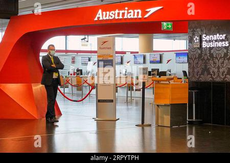 200715 -- WIEN, 15. Juli 2020 Xinhua -- Ein Mitarbeiter wird am 15. Juli 2020 auf dem Wiener Flughafen in Wien gesehen. Der Flughafen Wien verzeichnete im Juni 2020 gegenüber dem Vorjahr einen Rückgang von 95,4% auf 138.124 Reisende. Das kumulierte Passagieraufkommen ging im Zeitraum Januar bis Juni 2020 um 65 % auf 5,1 Mio. zurück. Foto von Georges Schneider/Xinhua AUSTRIA-VIENNA-COVID-19-AIRPORT-PASSENGER VOLUME-REDUCTION PUBLICATIONxNOTxINxCHN Stockfoto