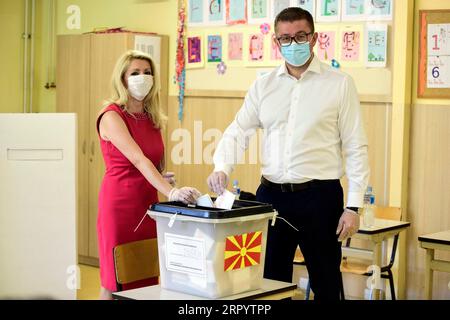 200715 -- SKOPJE, 15. Juli 2020 -- Vorsitzender der VMRO DPMNE-Partei Hristijan Mickoski R und seine Frau gaben am 15. Juli 2020 ihre Stimmzettel an einem Wahlstand in Skopje, Nordmazedonien. Nordmazedonische Bürger wählen am Mittwoch bei den frühen Parlamentswahlen nach strengen Gesundheitsvorschriften während der COVID-19-Pandemie. Mehr als 1,8 Millionen wahlberechtigte Wähler werden aus 1.578 Kandidaten aus 15 Koalitionen und Parteien wählen, laut offiziellen Daten der SEC der State Election Commission. Foto: /Xinhua NORTH MACEDONIA-SKOPJE-VOTE TomislavxGeorgiev PUBLICATIONxNOTxINxCHN Stockfoto