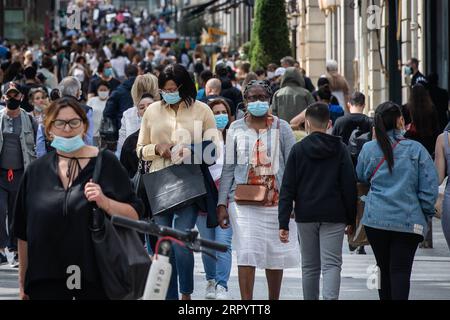 200716 -- PARIS, 16. Juli 2020 Xinhua -- Leute laufen auf der Champs Elysees Avenue am ersten Tag der Sommerverkäufe in Paris, Frankreich, 15. Juli 2020. Die Sommerverkäufe 2020 in Frankreich wurden am Mittwoch gestartet und enden am 11. August. Sie sollten ursprünglich am 24. Juni beginnen, wurden jedoch aufgrund des COVID-19-Ausbruchs verschoben. Foto von Aurelien Morissard/Xinhua FRANCE-PARIS-COVID-19-SOMMERVERKAUF PUBLICATIONxNOTxINxCHN Stockfoto