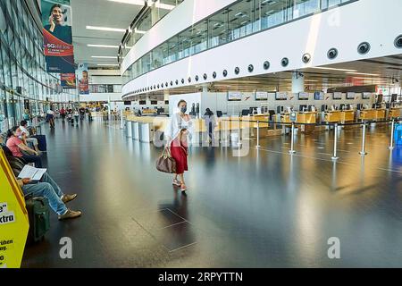 200716 -- PEKING, 16. Juli 2020 -- Passagiere warten am 15. Juli 2020 am Wiener Internationalen Flughafen in Wien. Der Flughafen Wien verzeichnete im Juni 2020 gegenüber dem Vorjahr einen Rückgang von 95,4% auf 138.124 Reisende. Das kumulierte Passagieraufkommen ging im Zeitraum Januar bis Juni 2020 um 65 % auf 5,1 Mio. zurück. Foto von /Xinhua XINHUA FOTOS DES TAGES GeorgesxSchneider PUBLICATIONxNOTxINxCHN Stockfoto