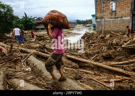 200716 -- PEKING, 16. Juli 2020 -- Ein Mann geht mit seinen Habseligkeiten auf Trümmern, nachdem Sturzfluten den Bezirk Masamba in Nord-Luwu, Provinz Süd-Sulawesi, Indonesien, am 15. Juli 2020 getroffen haben. Foto von /Xinhua XINHUA FOTOS DES TAGES KhaizuranxMucthamir PUBLICATIONxNOTxINxCHN Stockfoto