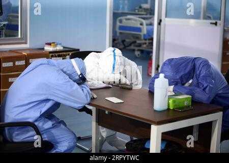 200716 -- PEKING, 16. Juli 2020 -- medizinische Arbeiter machen am 14. Juli 2020 eine Pause in einem Krankenhaus in Kairo, Ägypten. XINHUA FOTOS DES TAGES AhmedxGomaa PUBLICATIONxNOTxINxCHN Stockfoto