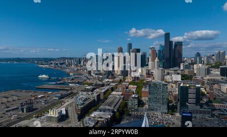 Seattle, WA, USA. September 2023. Luftaufnahme von Seattle, Washington. Es ist eine Hafenstadt an der Westküste der Vereinigten Staaten. Sie ist die bevölkerungsreichste Stadt sowohl im Bundesstaat Washington als auch im Pazifischen Nordwesten Nordamerikas. (Bild: © Walter G Arce SR Grindstone Medi/ASP) NUR REDAKTIONELLE VERWENDUNG! Nicht für kommerzielle ZWECKE! Stockfoto