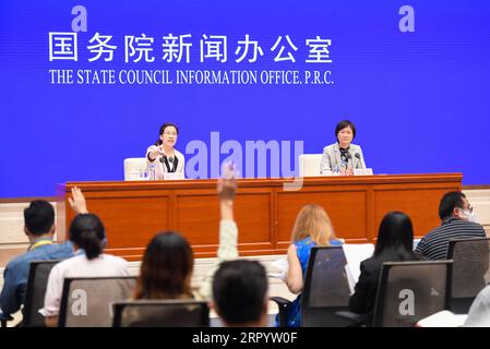 200716 -- PEKING, 16. Juli 2020 -- Liu Aihua R, Sprecher des National Bureau of Statistics NBS, nimmt am 16. Juli 2020 an einer Pressekonferenz des Informationsbüros des Staatsrats über die zahlreichen wirtschaftlichen Schlüsselindikatoren Chinas im ersten Halbjahr 2020 in Peking, der Hauptstadt Chinas, Teil. CHINA-PEKING-WIRTSCHAFT-H1-PRESSEKONFERENZ CN CHENXYEHUA PUBLICATIONXNOTXINXCHN Stockfoto