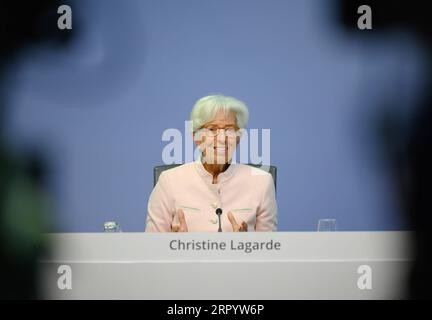 News Themen der Woche KW29 News Bilder des Tages 200716 -- FRANKFURT, 16. Juli 2020 Xinhua -- EZB-Präsidentin Christine Lagarde spricht während einer Pressekonferenz am EZB-Hauptsitz in Frankfurt am 16. Juli 2020. Die EZB hat am Donnerstag in ihrer Juli-Sitzung beschlossen, die Geldpolitik unverändert zu lassen. EZB/Informationsblatt über Xinhua DEUTSCHLAND-FRANKFURT-EZB-PRESSEKONFERENZ PUBLICATIONxNOTxINxCHN Stockfoto