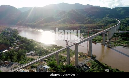 200717 -- PEKING, 17. Juli 2020 -- Luftaufnahme aufgenommen am 15. Juli 2020 zeigt den Blick auf die Ban Ladhan Mekong River Super Major Bridge, die sich etwa 230 km nördlich von Vientiane, der Hauptstadt von Laos, befindet. Die Laos-China Railway Co., Ltd LCRC, ein Gemeinschaftsunternehmen mit Sitz in der laotischen Hauptstadt Vientiane, das für den Bau und Betrieb der Eisenbahn zuständig ist, teilte am Donnerstag mit, dass alle Träger der beiden Brücken über den Mekong installiert wurden. CREC-8/Handout über FOTOS DES TAGES Xinhua PUBLICATIONxNOTxINxCHN Stockfoto