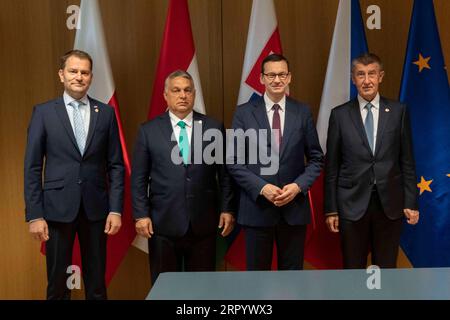 News Bilder des Tages 200717 -- BRÜSSEL, 17. Juli 2020 Xinhua -- der slowakische Premierminister Igor Matovic, der ungarische Premierminister Viktor Orban, der polnische Premierminister Mateusz Morawiecki und der tschechische Premierminister Andrej Babis L to R nehmen an einer Sitzung der Visegrad-Gruppe vor der Sondertagung des Europäischen Rates am 17. Juli 2020 in Brüssel Teil. Die EU hält am Freitag und Samstag eine Sondertagung des Europäischen Rates zum nächsten langfristigen EU-Haushalt und zum Konjunkturpaket als Reaktion auf die COVID-19-Krise ab. Europäische Union/Handout über Xinhua BELGIEN-BRÜSSEL-EU-EUROPÄISCHER RAT-TAGUNG PUBLICATIONxNOTxINxCHN Stockfoto