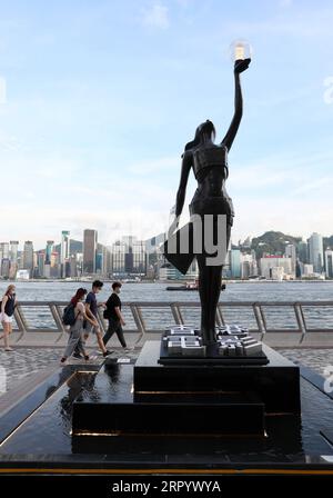 200717 -- HONG KONG, 17. Juli 2020 -- Leute besuchen die Avenue of Stars in Tsim Sha Tsui im südchinesischen Hong Kong am 14. Juli 2020. In Hongkong kam es in den letzten Wochen zu einem Wiederaufflammen von COVID-19-Fällen, was die Regierung veranlasste, ihre Anstrengungen zur Prävention und Kontrolle erneut zu verstärken, einschließlich obligatorischer Masken in öffentlichen Verkehrsmitteln und Schließungen einiger Unterhaltungsstätten. CHINA-HONGKONG-COVID-19-DAILY LIFE CN WUXXIAOCHU PUBLICATIONXNOTXINXCHN Stockfoto