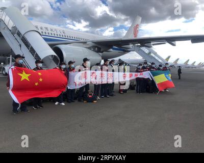 200718 -- NAIROBI, 18. Juli 2020 -- Mitglieder eines chinesischen medizinischen Teams posieren für ein Foto bei ihrer Ankunft am Flughafen in Addis Abeba, Äthiopien, 16. April 2020. Xinhua Schlagzeilen: China-Afrika-Bruderschaft verstärkt in gemeinsamen Anti-Pandemie-Bemühungen WangxShoubao PUBLICATIONxNOTxINxCHN Stockfoto