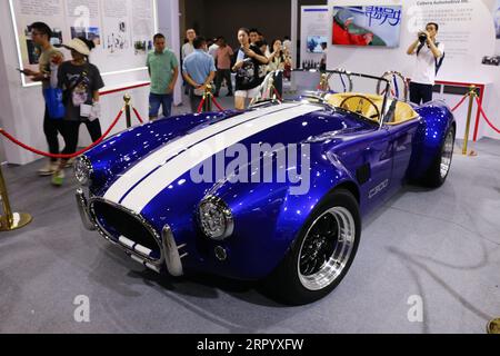 CHONGQING, CHINA - 5. SEPTEMBER 2023 - Besucher besuchen einen vollelektrischen Cobera C300 Roadster auf der SMART CHINA EXPO 2023 in Chongqing, China, Stockfoto