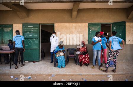 200718 -- DAKAR, 18. Juli 2020 Xinhua -- Freiwillige warten vor der Blutlounge, um ihr Blut in Dakar, Senegal, 17. Juli 2020 zu geben. Als das neuartige Coronavirus durch Senegal fegte, fühlen sich immer mehr Ärzte und Patienten im westafrikanischen Land eines der durch die Pandemie verschärften Schmerzen - die mangelnde Blutversorgung. Im Mai, zwei Monate nachdem der erste Fall hier aufgezeichnet wurde, hat die Blutversorgung begonnen, zu niedrig zu werden, sagte Saliou Diop, Direktor des National Center for Blood Transfusion CNTS. TO GO WITH: Feature: COVID-19-Pandemie verschlechtert die Blutversorgung in senegalesischem hospit Stockfoto