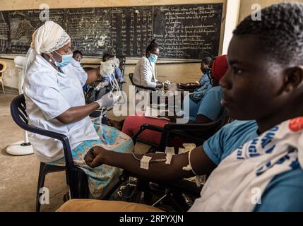 200718 -- DAKAR, 18. Juli 2020 Xinhua -- Krankenschwestern nehmen Blut von Spendern in Dakar, Senegal, 17. Juli 2020. Als das neuartige Coronavirus durch Senegal fegte, fühlen sich immer mehr Ärzte und Patienten im westafrikanischen Land eines der durch die Pandemie verschärften Schmerzen - die mangelnde Blutversorgung. Im Mai, zwei Monate nachdem der erste Fall hier aufgezeichnet wurde, hat die Blutversorgung begonnen, zu niedrig zu werden, sagte Saliou Diop, Direktor des National Center for Blood Transfusion CNTS. TO GO WITH: Feature: COVID-19 Pandemie verschlechtert Blutversorgung in senegalesischen Krankenhäusern Foto: Louis Denga/Xinhua SEN Stockfoto