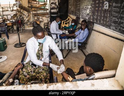 200718 -- DAKAR, 18. Juli 2020 Xinhua -- Eine Krankenschwester sucht die Vene bei einem freiwilligen Spender in Dakar, Senegal, 17. Juli 2020. Als das neuartige Coronavirus durch Senegal fegte, fühlen sich immer mehr Ärzte und Patienten im westafrikanischen Land eines der durch die Pandemie verschärften Schmerzen - die mangelnde Blutversorgung. Im Mai, zwei Monate nachdem der erste Fall hier aufgezeichnet wurde, hat die Blutversorgung begonnen, zu niedrig zu werden, sagte Saliou Diop, Direktor des National Center for Blood Transfusion CNTS. TO GO WITH: Feature: COVID-19 Pandemie verschlechtert Blutversorgung in senegalesischen Krankenhäusern Foto: Loui Stockfoto