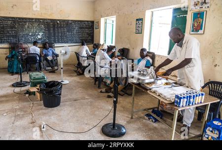 200718 -- DAKAR, 18. Juli 2020 Xinhua -- Krankenschwestern nehmen Blut von Spendern in Dakar, Senegal, 17. Juli 2020. Als das neuartige Coronavirus durch Senegal fegte, fühlen sich immer mehr Ärzte und Patienten im westafrikanischen Land eines der durch die Pandemie verschärften Schmerzen - die mangelnde Blutversorgung. Im Mai, zwei Monate nachdem der erste Fall hier aufgezeichnet wurde, hat die Blutversorgung begonnen, zu niedrig zu werden, sagte Saliou Diop, Direktor des National Center for Blood Transfusion CNTS. TO GO WITH: Feature: COVID-19 Pandemie verschlechtert Blutversorgung in senegalesischen Krankenhäusern Foto: Louis Denga/Xinhua SEN Stockfoto