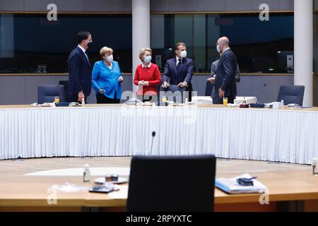 News Bilder des Tages Brüssel, EU-Sondergipfel 200718 -- BRÜSSEL, 18. Juli 2020 Xinhua -- der niederländische Premierminister Mark Rutte, die deutsche Bundeskanzlerin Angela Merkel, die Präsidentin der Europäischen Kommission Ursula von der Leyen, der französische Präsident Emmanuel Macron und der Präsident des Europäischen Rates Charles Michel L to R nehmen am 18. Juli 2020 an einem Treffen im EU-Hauptquartier in Brüssel Teil. Die Staats- und Regierungschefs der EU treffen sich zum ersten Mal seit März in Brüssel, um eine Einigung über den nächsten langfristigen Haushalt des Blocks zu erzielen, der auch Maßnahmen umfassen würde, um Europa bei der Erholung von der Coronavirus-Pandemie zu unterstützen Stockfoto