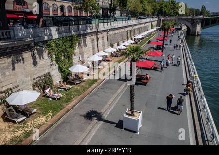 News Bilder des Tages 200718 -- PARIS, 18. Juli 2020 Xinhua -- die Menschen genießen sich an der seine während der Paris Plages Veranstaltung in Paris, Frankreich, am 18. Juli 2020. Die Strandveranstaltung Paris Plages findet vom 18. Juli bis 30. August statt und bietet Veranstaltungen und Aktivitäten am Ufer der seine und des Bassin de la Villette. Foto von Aurelien Morissard/Xinhua FRANCE-PARIS-PARIS PLAGES PUBLICATIONxNOTxINxCHN Stockfoto