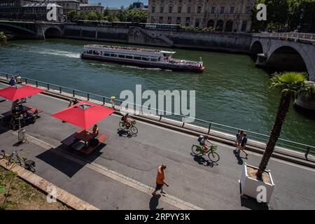 200718 -- PARIS, 18. Juli 2020 Xinhua -- die Menschen genießen sich an der seine während der Paris Plages Veranstaltung in Paris, Frankreich, am 18. Juli 2020. Die Strandveranstaltung Paris Plages findet vom 18. Juli bis 30. August statt und bietet Veranstaltungen und Aktivitäten am Ufer der seine und des Bassin de la Villette. Foto von Aurelien Morissard/Xinhua FRANCE-PARIS-PARIS PLAGES PUBLICATIONxNOTxINxCHN Stockfoto