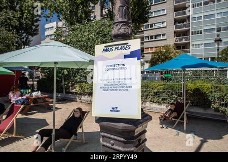 200718 -- PARIS, 18. Juli 2020 Xinhua -- Ein Hinweis auf gesundheitspolizeiliche Maßnahmen ist während der Paris Plages-Veranstaltung am 18. Juli 2020 in Paris, Frankreich, zu sehen. Die Strandveranstaltung Paris Plages findet vom 18. Juli bis 30. August statt und bietet Veranstaltungen und Aktivitäten am Ufer der seine und des Bassin de la Villette. Foto von Aurelien Morissard/Xinhua FRANCE-PARIS-PARIS PLAGES PUBLICATIONxNOTxINxCHN Stockfoto