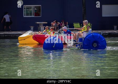 200718 -- PARIS, 18. Juli 2020 Xinhua -- Menschen fahren Tretboote auf dem Bassin de la Villette während der Paris Plages Veranstaltung in Paris, Frankreich, am 18. Juli 2020. Die Strandveranstaltung Paris Plages findet vom 18. Juli bis 30. August statt und bietet Veranstaltungen und Aktivitäten am Ufer der seine und des Bassin de la Villette. Foto von Aurelien Morissard/Xinhua FRANCE-PARIS-PARIS PLAGES PUBLICATIONxNOTxINxCHN Stockfoto