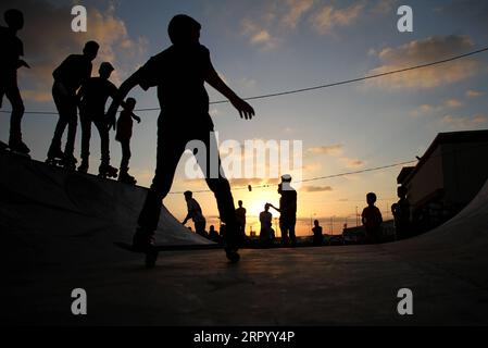 200719 -- PEKING, 19. Juli 2020 -- Ein palästinensischer Junge reitet Ein Skateboard in der Nähe eines Hafens in Gaza City, 17. Juli 2020. Foto von /Xinhua XINHUA FOTOS DES TAGES RizekxAbdeljawad PUBLICATIONxNOTxINxCHN Stockfoto