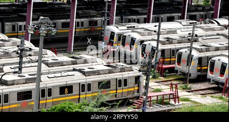 200719 -- NEU DELHI, 19. Juli 2020 -- Züge werden auf dem Yard geparkt, da die Delhi Metro-Dienste nach dem Ausbruch der COVID-19-Pandemie in Neu-Delhi, Indien am 18. Juli 2020 ausgesetzt sind. INDIEN-NEU-DELHI-U-BAHN-ZUG-SCHWEBEPARTHAXSARKAR PUBLICATIONXNOTXINXCHN Stockfoto