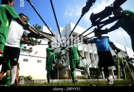 200719 -- PEKING, 19. Juli 2020 -- Spieler von Indonesia Amputee Football INAF nehmen am 18. Juli 2020 an einer Trainingseinheit in Jakarta, Indonesien, Teil. Die Schulung wurde nach viermonatiger Unterbrechung aufgrund der COVID-19-Pandemie mit dem Gesundheitsprotokoll wieder aufgenommen. XINHUA-FOTOS DES TAGES Zulkarnain PUBLICATIONxNOTxINxCHN Stockfoto