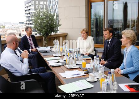 News Bilder des Tages 200719 -- BRÜSSEL, 19. Juli 2020 Xinhua -- der Präsident des Europäischen Rates Charles Michel 1st L, die Präsidentin der Europäischen Kommission Ursula von der Leyen 1st R, der französische Präsident Emmanuel Macron 2nd R und die deutsche Bundeskanzlerin Angela Merkel 3rd R treffen sich am 19. Juli 2020 am EU-Hauptsitz in Brüssel, Belgien. Auf einem Sondergipfel der Staats- und Regierungschefs der EU-Mitgliedstaaten am Samstag konnte kein Konsens über den Mehrjahreshaushalt und einen ehrgeizigen Konjunkturplan erzielt werden, um die durch die Coronavirus-Pandemie ausgelöste Krise zu überwinden. T Stockfoto