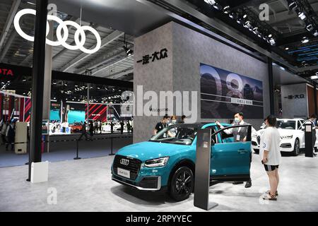 News Bilder des Tages 200719 -- CHANGCHUN, 19. Juli 2020 -- Menschen besuchen die 17. China Changchun International Automobile Expo in Changchun, nordöstliche Provinz Jilin, 19. Juli 2020. Die 10-tägige automobilausstellung ist am Sonntag geschlossen. CHINA-CHANGCHUN-AUTOMOBILE EXPO CN ZhangxNan PUBLICATIONxNOTxINxCHN Stockfoto