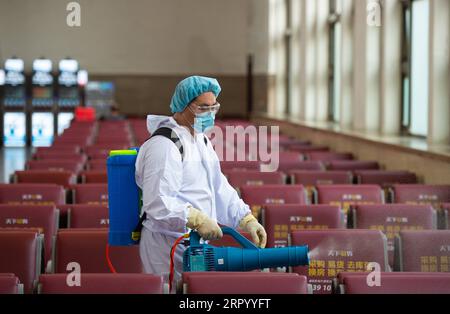 200719 -- PEKING, 19. Juli 2020 -- Ein Mitarbeiter desinfiziert einen Warteraum des Pekinger Bahnhofs in Peking, Hauptstadt von China, 18. Juni 2020. ZU GEHEN MIT XINHUA SCHLAGZEILEN VOM 19. JULI 2020 CHINA-PEKING-COVID-19-NOTFALLREAKTION-DOWNGRADE CN CHENXZHONGHAO PUBLICATIONXNOTXINXCHN Stockfoto