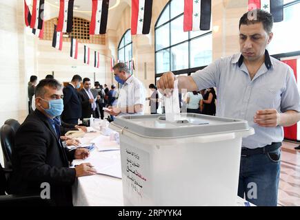 News Bilder des Tages 200719 -- DAMASKUS, 19. Juli 2020 -- Ein Wähler gibt seine Stimme bei den Parlamentswahlen in Damaskus, der Hauptstadt Syriens, am 19. Juli 2020 ab. Die Parlamentswahlen in Syrien begannen am Sonntag, den dritten Wahlen während des mehr als neunjährigen Krieges, unter Teilnahme von Präsident Bashar al-Assad und seiner Frau Asma. Foto von /Xinhua SYRIEN-DAMASKUS-PARLAMENTSWAHLEN AmmarxSafarjalani PUBLICATIONxNOTxINxCHN Stockfoto