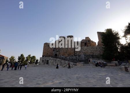 200719 -- AJLOUN JORDANIEN, 19. Juli 2020 -- Touristen besuchen das historische Schloss Ajloun in Ajloun, etwa 73 km nördlich von Amman, Jordanien, am 19. Juli 2020. Ajloun Castle ist eine Burg aus dem 12. Jahrhundert im Nordwesten Jordaniens. Foto von /Xinhua JORDAN-AJLOUN-AJLOUN SCHLOSS MohammadxAbuxGhosh PUBLICATIONxNOTxINxCHN Stockfoto