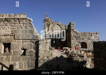 200719 -- AJLOUN JORDANIEN, 19. Juli 2020 -- Touristen besuchen das historische Schloss Ajloun in Ajloun, etwa 73 km nördlich von Amman, Jordanien, am 19. Juli 2020. Ajloun Castle ist eine Burg aus dem 12. Jahrhundert im Nordwesten Jordaniens. Foto von /Xinhua JORDAN-AJLOUN-AJLOUN SCHLOSS MohammadxAbuxGhosh PUBLICATIONxNOTxINxCHN Stockfoto