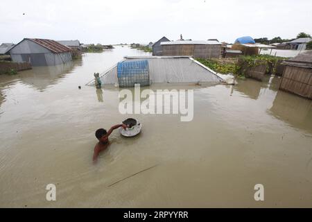 200720 -- FARIDPUR, 20. Juli 2020 Xinhua -- Ein Mann waten durch das Hochwasser in Faridpur, Bangladesch, 19. Juli 2020. Überschwemmungen, ausgelöst durch starke saisonale Regenfälle und Wasseransammlungen aus Hügeln, haben sich in Teilen Bangladeschs, einschließlich des zentralen Viertels Faridpur, etwa 101 Kilometer von der Hauptstadt Dhaka entfernt, erneut verschlimmert. Xinhua BANGLADESH-FARIDPUR-FLOODPUBLICATIONXNOTXINXCHN Stockfoto