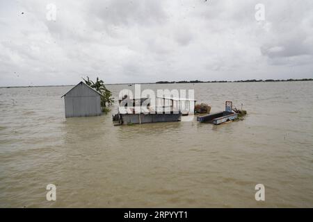 200720 -- FARIDPUR, 20. Juli 2020 Xinhua -- Foto zeigt von Überschwemmungen betroffene Häuser in Faridpur, Bangladesch, 19. Juli 2020. Überschwemmungen, ausgelöst durch starke saisonale Regenfälle und Wasseransammlungen aus Hügeln, haben sich in Teilen Bangladeschs, einschließlich des zentralen Viertels Faridpur, etwa 101 Kilometer von der Hauptstadt Dhaka entfernt, erneut verschlimmert. Xinhua BANGLADESH-FARIDPUR-FLOODPUBLICATIONXNOTXINXCHN Stockfoto