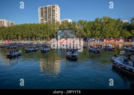 200720 -- PEKING, 20. Juli 2020 Xinhua -- die Leute schauen sich einen Film in einem Kino auf dem Wasser während einer Veranstaltung namens Kino auf dem Wasser, organisiert von Paris Plages Paris Beaches on the Bassin de la Villette, in Paris, Frankreich, 18. Juli 2020. Foto von Aurelien Morissard/Xinhua XINHUA FOTOS DES TAGES PUBLICATIONxNOTxINxCHN Stockfoto