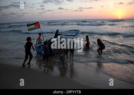 200720 -- PEKING, 20. Juli 2020 -- palästinensische Kinder genießen sich am 19. Juli 2020 am Meer in Gaza City bei Sonnenuntergang. Foto von /Xinhua XINHUA FOTOS DES TAGES RizekxAbdeljawad PUBLICATIONxNOTxINxCHN Stockfoto