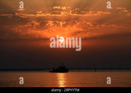 200720 -- PEKING, 20. Juli 2020 -- Ein Schiff segelt im Meer während des Sonnenuntergangs in Kuwait City, Kuwait, 18. Juli 2020. Foto von /Xinhua XINHUA FOTOS DES TAGES GhazyxQaffaf PUBLICATIONxNOTxINxCHN Stockfoto