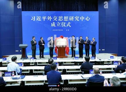 200720 -- PEKING, 20. Juli 2020 -- das Xi Jinping Thought on Diplomacy Research Center wird am 20. Juli 2020 in Peking, der Hauptstadt Chinas, eröffnet. Der chinesische Staatsrat und Außenminister Wang Yi nahm an der Einweihungszeremonie Teil und hielt eine Rede. CHINA-PEKING-XI JINPING DACHTE ÜBER DIPLOMATIE-FORSCHUNGSZENTRUM-EINWEIHUNG CN YINXBOGU PUBLICATIONXNOTXINXCHN NACH Stockfoto