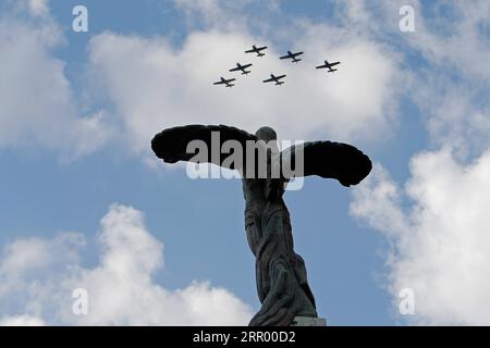 200720 -- BUKAREST, 20. Juli 2020 Xinhua -- Militärflugzeuge fliegen während der Feierlichkeiten zum rumänischen Luftfahrt- und Luftwaffentag in Bukarest, Rumänien, 20. Juli 2020 über die Statue der Lufthelden. Foto von Cristian Cristel/Xinhua RUMÄNIEN-BUKAREST-FLIEGEREI UND LUFTWAFFENTAG-FEIER PUBLICATIONxNOTxINxCHN Stockfoto