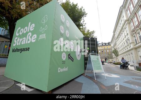 200721 -- WIEN, 21. Juli 2020 -- Foto vom 20. Juli 2020 zeigt eine coole Straße an der Waltergasse in Wien. Im Jahr 2020 hat Wien 22 coole Straßen für die Bürger eingerichtet, die vom 22. Juni bis zum 20. September Annehmlichkeiten wie kostenloses Spielzeug, Sportartikel und Wasserreinigung anbieten. AUSTRIA-VIENNA-WALTERGASSE-SOMMER-FREIZEIT GuoxChen PUBLICATIONxNOTxINxCHN Stockfoto