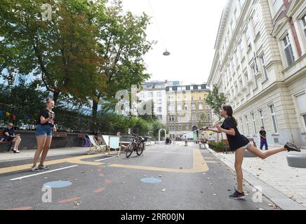 200721 -- WIEN, 21. Juli 2020 -- zwei Mädchen spielen Badminton auf einer coolen Straße in der Waltergasse in Wien, 20. Juli 2020. Im Jahr 2020 hat Wien 22 coole Straßen für die Bürger eingerichtet, die vom 22. Juni bis zum 20. September Annehmlichkeiten wie kostenloses Spielzeug, Sportartikel und Wasserreinigung anbieten. AUSTRIA-VIENNA-WALTERGASSE-SOMMER-FREIZEIT GuoxChen PUBLICATIONxNOTxINxCHN Stockfoto