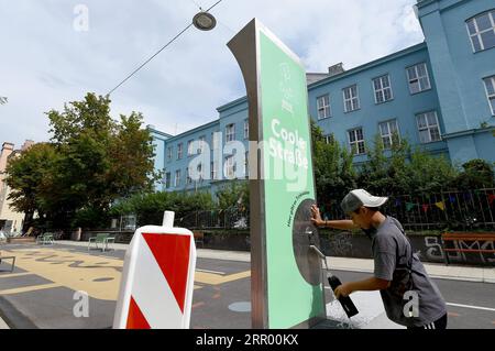 200721 -- WIEN, 21. Juli 2020 -- Ein Junge bekommt Trinkwasser auf einer coolen Straße, die in der Waltergasse in Wien, Österreich, am 20. Juli 2020 eingerichtet wurde. Im Jahr 2020 hat Wien 22 coole Straßen für die Bürger eingerichtet, die vom 22. Juni bis zum 20. September Annehmlichkeiten wie kostenloses Spielzeug, Sportartikel und Wasserreinigung anbieten. AUSTRIA-VIENNA-WALTERGASSE-SOMMER-FREIZEIT GuoxChen PUBLICATIONxNOTxINxCHN Stockfoto