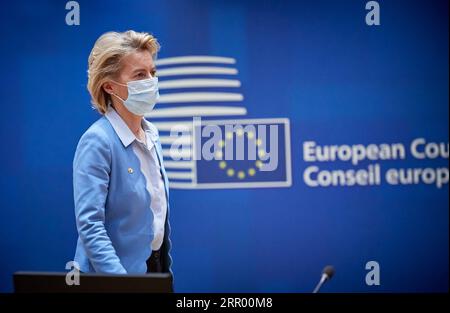 200721 -- BRÜSSEL, 21. Juli 2020 Xinhua -- EU-Kommissionspräsidentin Ursula von der Leyen trifft am 20. Juli 2020 zu einem EU-Sondergipfel in Brüssel, Belgien, ein. Die Staats- und Regierungschefs der Europäischen Union haben am Dienstag nach vier Tagen intensiver Verhandlungen über einen Haushaltsplan für die nächsten sieben Jahre und einen massiven Wiederaufbaufonds im Zusammenhang mit der COVID-19-Pandemie ein wegweisendes Abkommen erzielt. Europäische Union/Handout über Xinhua BELGIEN-BRÜSSEL-EU-GIPFEL-COVID-19-SANIERUNGSFONDS-HAUSHALT PUBLICATIONxNOTxINxCHN Stockfoto