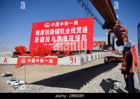 200721 -- RUOQIANG, 21. Juli 2020 -- Arbeiter legen die letzten Gleise auf der Golmud-Korla-Eisenbahnstrecke nahe dem Altun-Gebirge in der nordwestchinesischen autonomen Region Xinjiang Uygur, 21. Juli 2020. Die Verlegung von Gleisen für eine neue Strecke, die die autonome Region Xinjiang Uygur im Nordwesten Chinas mit der Provinz Qinghai und darüber hinaus verbindet, wurde am Dienstag abgeschlossen und ebnete den Weg für eine beschleunigte Entwicklung in der westlichen Region des Landes. Die 1.213,7 km lange Golmud-Korla-Bahn verbindet die Stadt Golmud in Qinghai mit der Stadt Korla in Xinjiang und soll noch in diesem Jahr in Betrieb genommen werden. CHINA-XINJI Stockfoto