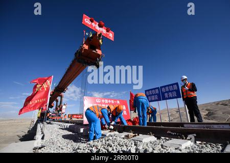 200721 -- RUOQIANG, 21. Juli 2020 -- Arbeiter legen Gleise auf der Golmud-Korla-Eisenbahnlinie nahe dem Altun-Gebirge in der nordwestchinesischen Autonomen Region Xinjiang Uygur, 21. Juli 2020. Die Verlegung von Gleisen für eine neue Strecke, die die autonome Region Xinjiang Uygur im Nordwesten Chinas mit der Provinz Qinghai und darüber hinaus verbindet, wurde am Dienstag abgeschlossen und ebnete den Weg für eine beschleunigte Entwicklung in der westlichen Region des Landes. Die 1.213,7 km lange Golmud-Korla-Bahn verbindet die Stadt Golmud in Qinghai mit der Stadt Korla in Xinjiang und soll noch in diesem Jahr in Betrieb genommen werden. CHINA-XINJIANG-GOLMUD Stockfoto