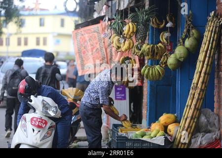 200722 -- KATHMANDU, 22. Juli 2020 -- Ein Mann arrangiert Bananen am 22. Juli 2020 an einem Obststand in Kathmandu, Nepal. Die nepalesische Regierung hat beschlossen, die fast viermonatige Sperrung offiziell zu beenden, so dass fast alle wirtschaftlichen Aktivitäten funktionieren können, da das Land in den letzten Tagen Zeuge der sinkenden Zahl neuer COVID-19-Fälle ist, sagte ein hoher Kabinettsminister. NEPAL-KATHMANDU-COVID-19-LOCKDOWN-END ZhouxShengping PUBLICATIONxNOTxINxCHN Stockfoto