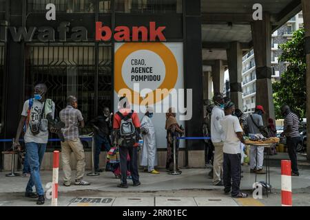 200722 -- DAKAR, 22. Juli 2020 Xinhua -- Leute warten darauf, am 21. Juli 2020 eine Bank in Zentral-Dakar, Senegal, zu betreten. Foto von Eddy Peters/Xinhua SENEGAL-DAKAR-COVID-19-DAILY LIFE PUBLICATIONxNOTxINxCHN Stockfoto