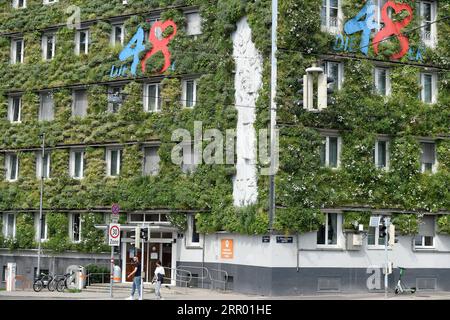 200722 -- WIEN, 22. Juli 2020 -- Foto vom 22. Juli 2020 zeigt grüne Fassaden des Hauptsitzes der MA 48 in Wien, Österreich. Die Fassaden des Hauptquartiers der MA 48 waren mit grünen Pflanzen gesäumt, die sich positiv auf das Mikroklima, den Schutz der Bausubstanz vor treibendem Regen und Schmutzablagerungen, den Lärmschutz und die Kühlleistung auswirkten. ÖSTERREICH-WIEN-MA 48 HAUPTSITZ-GRÜNE FASSADEN GUOXCHEN PUBLICATIONXNOTXINXCHN Stockfoto